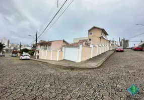 Foto 1 de Sobrado com 3 Quartos à venda, 358m² em Estreito, Florianópolis