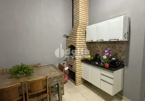 Foto 1 de Casa com 2 Quartos à venda, 97m² em Cidade Jardim, Uberlândia