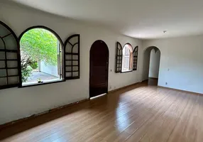 Foto 1 de Casa com 4 Quartos para alugar, 241m² em Ouro Preto, Belo Horizonte