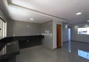 Foto 1 de Sobrado com 3 Quartos à venda, 127m² em Alto Umuarama, Uberlândia