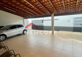 Foto 1 de Casa com 4 Quartos à venda, 187m² em Jardim Holanda, Uberlândia