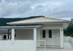 Foto 1 de Casa com 2 Quartos à venda, 70m² em Enseada do Brito, Palhoça