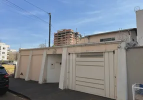 Foto 1 de Sobrado com 3 Quartos à venda, 320m² em Santa Mônica, Uberlândia