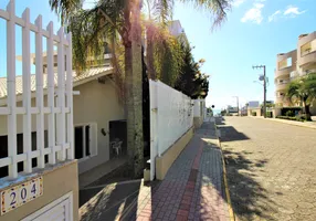 Foto 1 de Casa com 2 Quartos à venda, 120m² em Praia de Bombas, Bombinhas