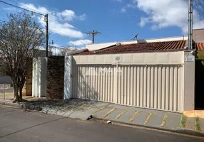 Foto 1 de Casa de Condomínio com 3 Quartos à venda, 180m² em Universitário, Uberaba