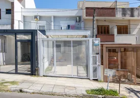 Foto 1 de Casa com 2 Quartos à venda, 121m² em Guarujá, Porto Alegre