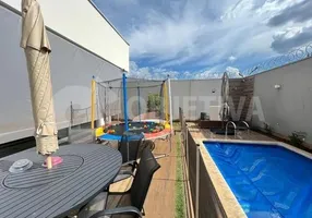 Foto 1 de Casa com 4 Quartos à venda, 257m² em Jardim Colina, Uberlândia