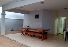 Foto 1 de Sobrado com 3 Quartos à venda, 224m² em Vila Harmonia, Araraquara
