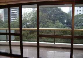 Foto 1 de Apartamento com 3 Quartos para venda ou aluguel, 303m² em Higienópolis, São Paulo