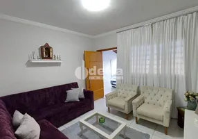 Foto 1 de Casa com 3 Quartos à venda, 237m² em Carajas, Uberlândia