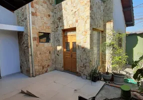 Foto 1 de Sobrado com 4 Quartos para venda ou aluguel, 272m² em Vila Bocaina, Mauá
