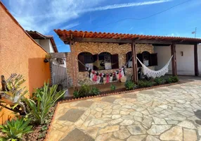 Foto 1 de Casa com 4 Quartos à venda, 245m² em Ouro Preto, Belo Horizonte