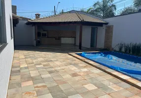 Foto 1 de Casa com 4 Quartos à venda, 200m² em Alto Umuarama, Uberlândia