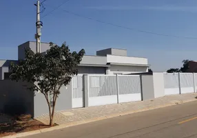 Foto 1 de Casa com 3 Quartos para alugar, 110m² em Centro, Aracoiaba da Serra