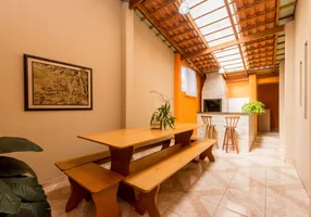 Foto 1 de Casa com 5 Quartos à venda, 280m² em Uberaba, Curitiba