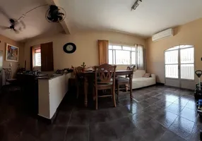 Foto 1 de Casa com 6 Quartos à venda, 300m² em Santa Rosa, Niterói