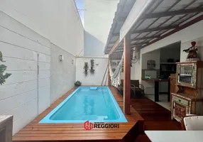 Foto 1 de Sobrado com 3 Quartos à venda, 185m² em Centro, Balneário Camboriú