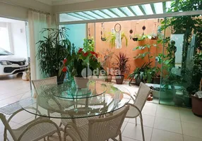 Foto 1 de Casa com 3 Quartos à venda, 250m² em Umuarama, Uberlândia