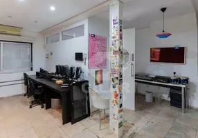 Foto 1 de Casa com 3 Quartos para venda ou aluguel, 250m² em Auxiliadora, Porto Alegre