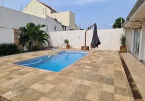 Foto 1 de Casa com 3 Quartos à venda, 219m² em Jardim Iguaçu, Maringá