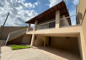 Foto 1 de Casa com 3 Quartos para alugar, 194m² em CENTRO, Águas de São Pedro