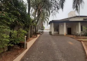 Foto 1 de Casa com 4 Quartos à venda, 430m² em Cidade Jardim, Uberlândia