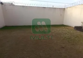 Foto 1 de Casa com 3 Quartos para alugar, 250m² em Presidente Roosevelt, Uberlândia