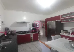 Foto 1 de Casa com 3 Quartos para alugar, 104m² em Parque Santo Antônio, Jacareí