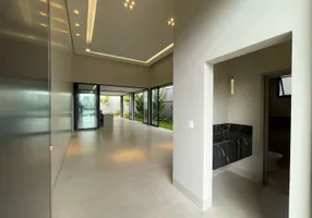 Foto 1 de Casa com 4 Quartos à venda, 243m² em Alphaville, Uberlândia
