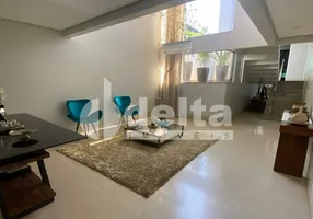 Foto 1 de Casa com 4 Quartos à venda, 319m² em Jardim Colina, Uberlândia