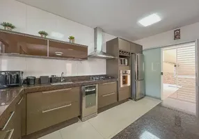 Foto 1 de Casa com 4 Quartos à venda, 200m² em Água Verde, Curitiba