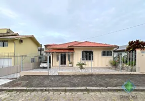 Foto 1 de Sobrado com 4 Quartos à venda, 358m² em Estreito, Florianópolis