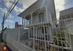 Foto 1 de Casa com 3 Quartos à venda, 206m² em Barreiros, São José