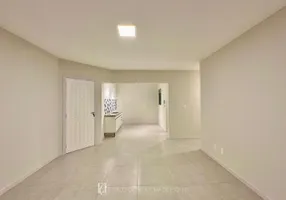 Foto 1 de Apartamento com 3 Quartos à venda, 75m² em Barreiros, São José