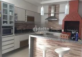 Foto 1 de Casa com 3 Quartos à venda, 300m² em Santa Mônica, Uberlândia