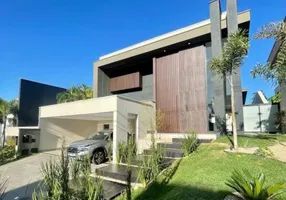 Foto 1 de Casa com 4 Quartos à venda, 291m² em Condomínio do Lago, Goiânia