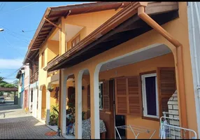 Foto 1 de Casa com 6 Quartos à venda, 198m² em Armação, Florianópolis