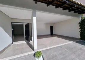 Foto 1 de Casa com 4 Quartos à venda, 200m² em Jardins Madri, Goiânia