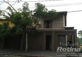 Foto 1 de Casa com 4 Quartos à venda, 470m² em Umuarama, Uberlândia