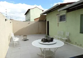 Foto 1 de Casa com 3 Quartos à venda, 194m² em Monte Castelo, Contagem