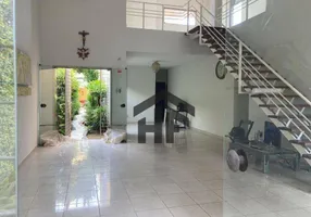 Foto 1 de Casa com 4 Quartos para alugar, 242m² em Prado, Recife