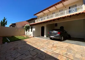 Foto 1 de Sobrado com 3 Quartos à venda, 311m² em Jardim Bela Vista, Campo Grande