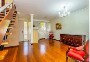 Foto 1 de Casa com 4 Quartos à venda, 250m² em Santo Antônio, Porto Alegre