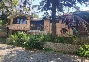 Foto 1 de Casa com 4 Quartos à venda, 399m² em Jardim Lindóia, Porto Alegre