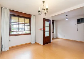 Foto 1 de Casa com 2 Quartos à venda, 153m² em Passo da Areia, Porto Alegre