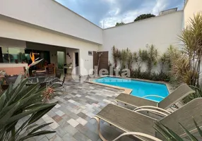 Foto 1 de Casa com 3 Quartos à venda, 208m² em Daniel Fonseca, Uberlândia