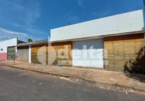 Foto 1 de Casa com 2 Quartos à venda, 200m² em Segismundo Pereira, Uberlândia