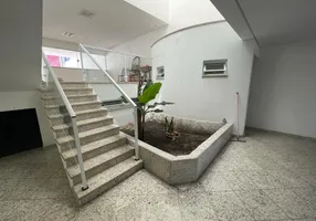 Foto 1 de Sobrado com 4 Quartos à venda, 323m² em Vila Bastos, Santo André