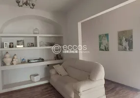 Foto 1 de Casa com 3 Quartos para alugar, 200m² em Nossa Senhora Aparecida, Uberlândia