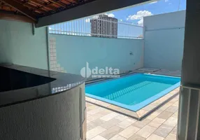 Foto 1 de Casa com 3 Quartos à venda, 220m² em Santa Mônica, Uberlândia